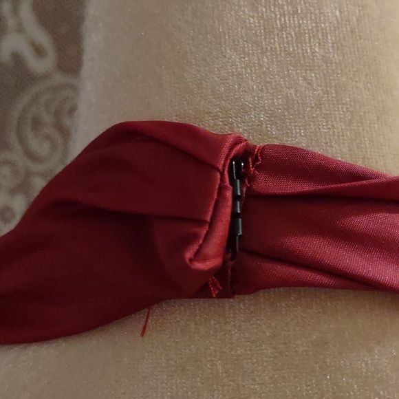 David's Bridal Women's size 10 red halter formal dress gathered bodice - Picture 4 of 7